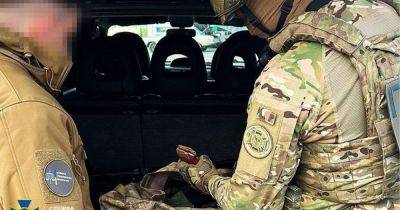 Пытались продать "трофейное" оружие из Бахмута: СБУ задержала двух военных (фото, видео)