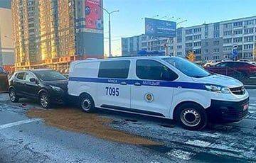 В Минске женщина на Nissan врезалась в машину Департамента охраны МВД