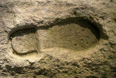 Ученые нашли следы обуви, которую люди могли носить 150 тысяч лет назад – фото