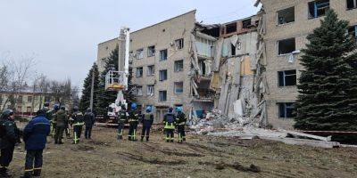 Обстрел больницы в Селидово: количество раненых возросло, опубликованы фото последствий удара