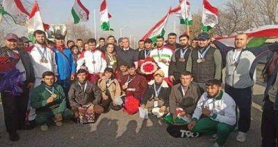 Таджикские спортсмены вернулись домой с Чемпионата мира по борьбе на поясах с семью медалями - dialog.tj - Узбекистан - Таджикистан