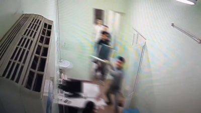В Ташкенте группа людей набросилась на женщину-врача. Один из них кинул в нее железный стул. Видео