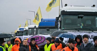 "Предупредительная акция": украинские перевозчики устроили митинг на границе с Польшей (фото)