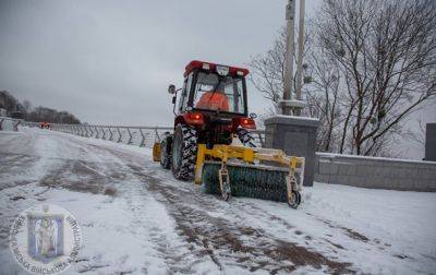 Коммунальщики расчищают улицы Киева от первого снега