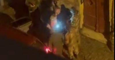 Во Львове представители ТЦК силой забрали мужчину, а снимавшей инцидент женщине разбили телефон (ВИДЕО)