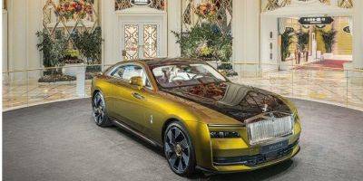 Роскошь для везунчиков. Rolls-Royce презентовал свой первый электрический автомобиль в китайском казино — фото