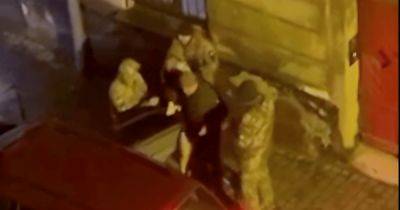 Во Львове работники ТЦК "упаковали" мужчину и выбили телефон из рук женщины (видео)