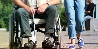 Уход за лицом с инвалидностью: стало известно, засчитывается ли такой период в страховой стаж