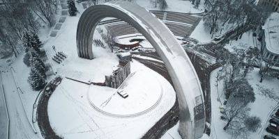 «Готовится встречать одну из самых тяжелых зим». Фотографы Либеровы показали фото заснеженного Киева