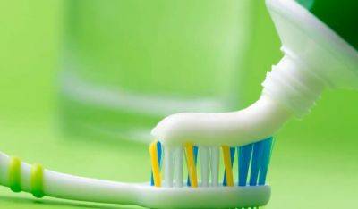 Чистим зубы блестящей "мишурой": известная компания выпустила новогоднюю зубную пасту. Фото