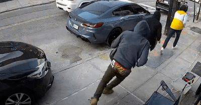 Пойман из-за спущенных штанов: яркое нижнее белье грабителя помогло его арестовать (видео) - focus.ua - США - Украина - Нью-Йорк - Нью-Йорк - шт. Нью-Йорк