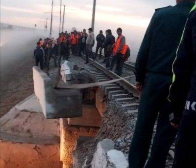 Грузовик снес балку железнодорожного моста в Джизакской области