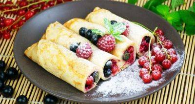 Бесподобный рецепт блинчиков с творогом и ягодами на завтрак: дети будут пищать от счастья