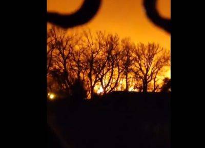 В Джанкое после взрывов загорелась база военных - видео