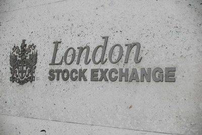 Торги на британском рынке акций проходят с небольшим снижением