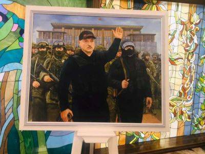 Почему Лукашенко прячет от публики свой «героический портрет» с автоматом кисти Никаса Сафронова?
