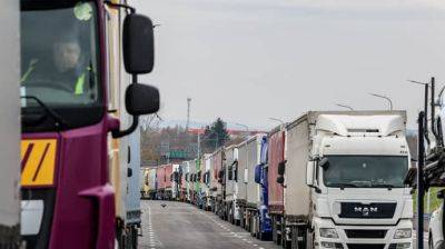 Украина хочет эвакуировать своих водителей с заблокированной границы