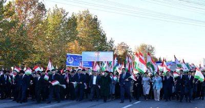В Душанбе состоялись торжественное мероприятие и шествие в честь Дня Государственного флага Таджикистана