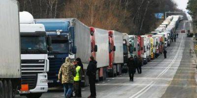 Движение есть, но крайне медленное. На границе с Польшей заблокированы четыре пункта пропуска, в очереди 3700 грузовиков — ГПСУ
