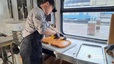 В Харькове встретили Food Train — поезд с едой, прибывший ко Дню благодарения