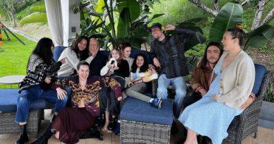 Брюс Уиллис позировал в окружении всей семьи на новом снимке (фото)