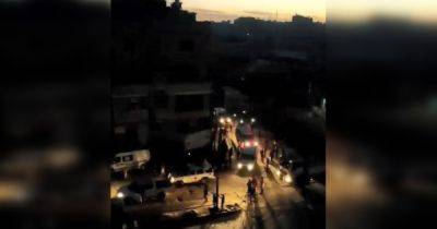 Кричали и фотографировали: в соцсетях показали, как палестинцы провожали заложников (видео)