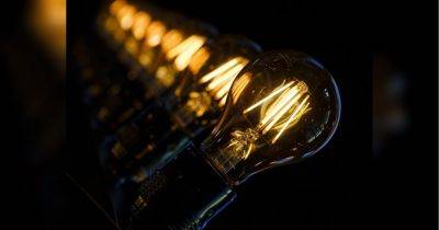 В Кабмине решили дополнительно выдать пенсионерам по пять энергосберегающих лампочек