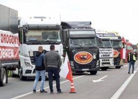 Зеленський уперше прокоментував блокаду українських вантажівок на кордоні
