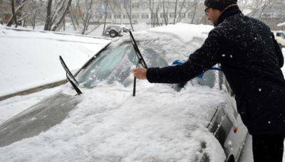 Как быстро очистить машину от снега: хитрости, которые помогут сэкономить время и не замерзнуть