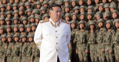 "Самый мудрый из 10 миллионов": Ким Чен Ын заставляет жителей Северной Кореи петь ему оды