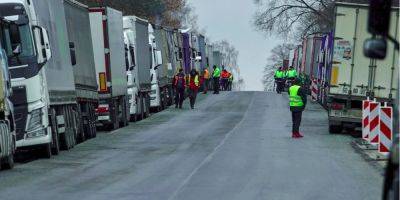 Около 20 водителей фур, которые застряли на польской границе, хотят эвакуироваться в Украину