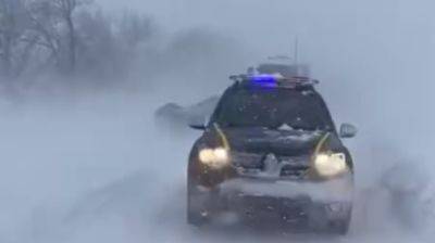Движение по трассе Одесса-Рени запрещено, машины застревают в снегу
