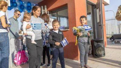 В Ашкелоне вновь открылись школы и детсады, в Сдероте начался ремонт железной дороги