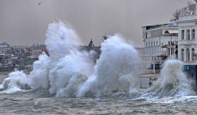 Шторм в Крыму – синоптики прогнозируют ураган в Черном море и 10-метровые волны – видео