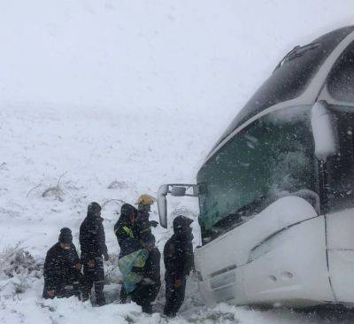 В Украине бушует стихия: трасы завалены снегом, десятки машин и автобусов выбросило с дорог, полиция закрывает проезд. Фото, видео
