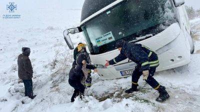 Снегопады в Одесской области – спасатели освободили из ловушки авто – фото