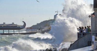 Волны до 8-10 метров: на Крым обрушился сильный шторм (фото, видео)
