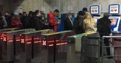 В метро Киева мужчина проводил людей через турникеты за деньги: как его наказал суд