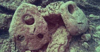 Уходит во времена архаической Греции: у побережья Сицилии археологи обнаружили каменные якоря (фото) - focus.ua - Украина - Греция - Находка - Сицилия