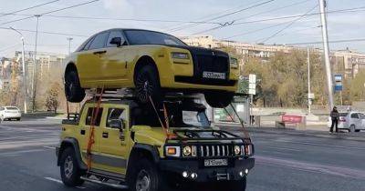 Ради просмотров в соцсетях: блогер перевез свой Rolls-Royce на крыше Hummer (видео)