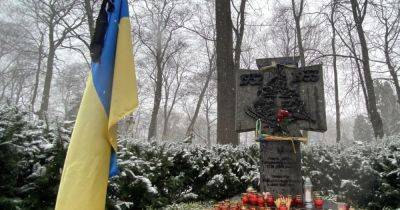 С колосками пшеницы: в Варшаве почтили память жертв Голодомора 1932-33 годов (фото, видео)