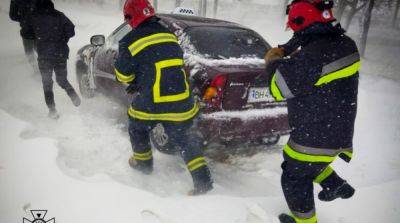Непогода и снегопад в Украине: в 10 областях произошло обесточивание, движение по ряду трасс перекрыто