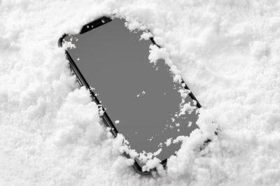 Телефон упал в снег - что делать - полезные советы - apostrophe.ua - Украина