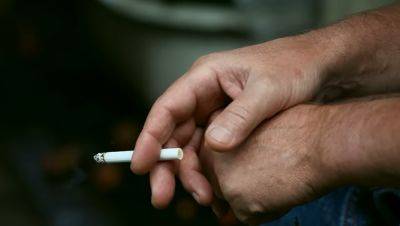 От сигарет отвернет: какой необычный способ поможет бросить вам курить
