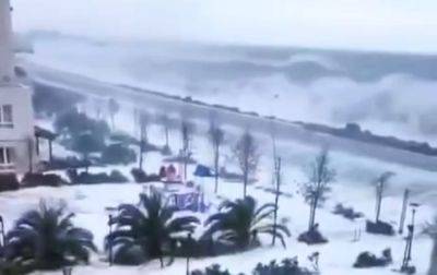 "Стройте ковчег": в России бушует цунами, огромные волны сносят все на своем пути