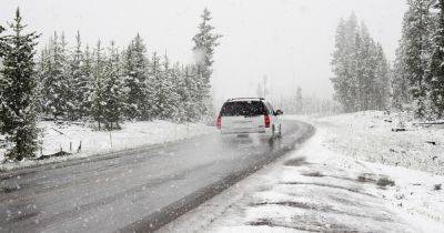 Снежные переметы до 2 м, грузовики стоят на обочине: что натворила непогода в регионах Украины