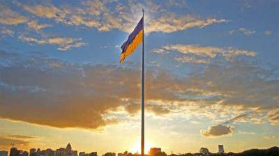 Ураган разорвал самый большой флаг Украины в Киеве