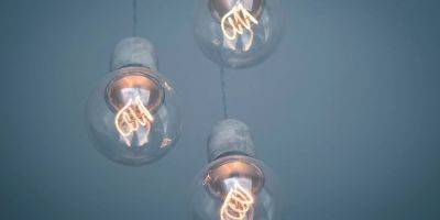 Экономия электроэнергии. Как пенсионерам получить 5 энергосберегающих лампочек — куда обращаться