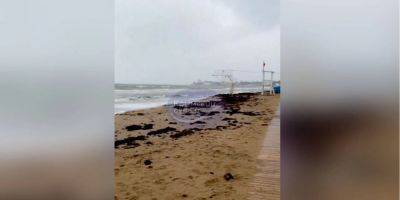 Шторм в Крыму: волны смыли все окопы, которые оккупанты вырыли на пляже в Евпатории — видео