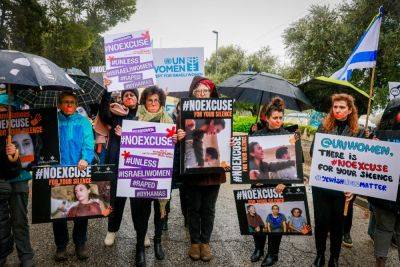 Израильские женщины протестуют против молчания женских организаций ООН относительно изнасилований 7 октября